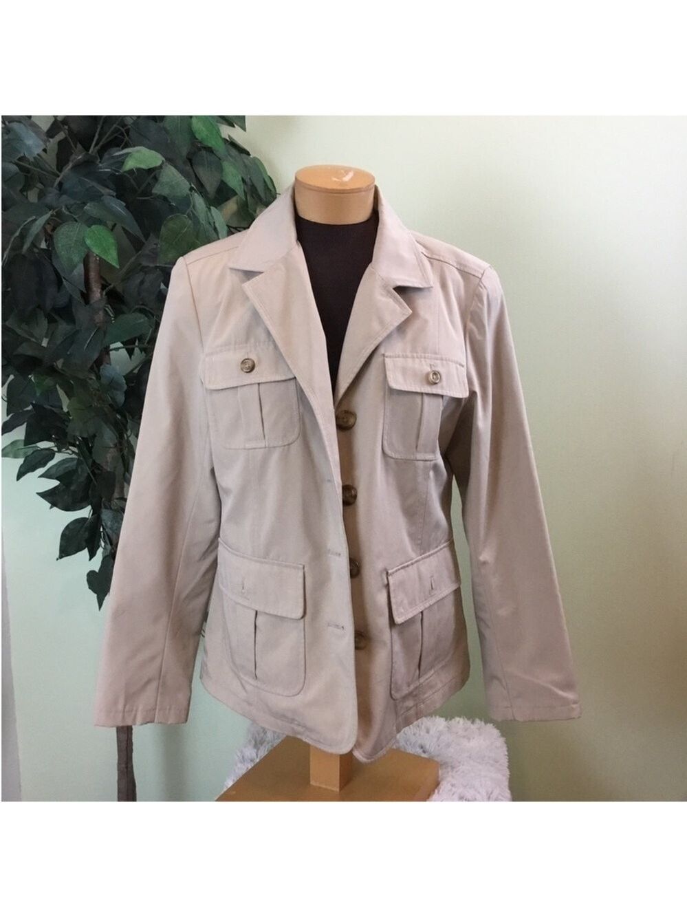 Braetan button down weather resistant jacket beige Woman’s size Large